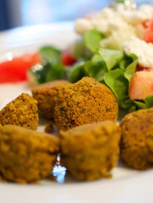Ρεβιθοκεφτέδες με ταχίνι και πράσινη σαλάτα.