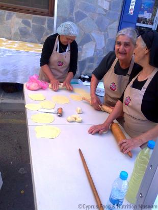 Άνοιγμα του φύλλου. &lt;br/&gt; Πηγή: Στάλω Λαζάρου.