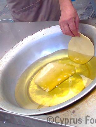 Οι πισίες τηγανίζονται σε μπόλικο λάδι. &lt;br/&gt; Πηγή: Στάλω Λαζάρου.