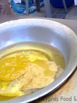 Τηγάνισμα. &lt;br/&gt; Πηγή: Στάλω Λαζάρου.