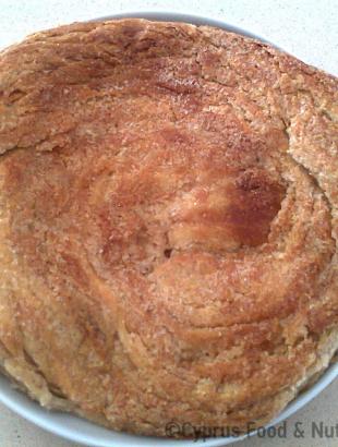 Ταχινόπιτα μεγάλη, σε μέγεθος πιάτου.