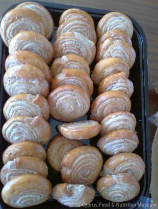 Ταχινόπιτες μικρές, αγορασμένες από φούρνο.