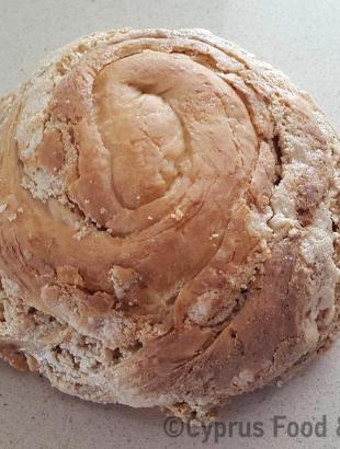 Ταχινόπιτα. Στην επιφάνειά της διακρίνεται το μείγμα από ταχίνι.