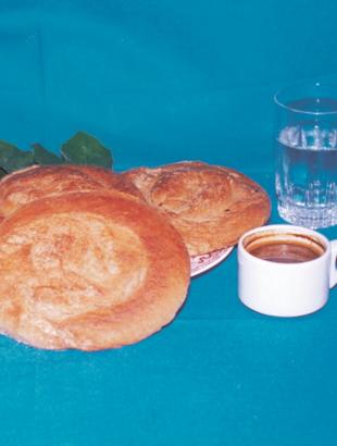 Οι ταχινόπιττες συνοδεύουν πολύ καλά τον κυπριακό καφέ.