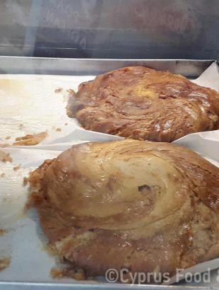 Ταχινόπιτες προς πώληση σε φούρνο.