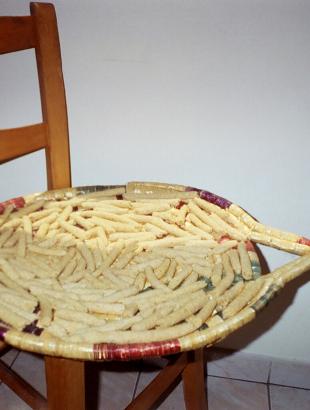 Τα κομμάτια τραχανά τοποθετούνται σε τσέστους (πανέρια) για αποξήρανση. &lt;br/&gt; Άδεια δημοσίευσης: Κατερίνα Μηνά-Καρεκλά.