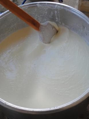 Το ανακατεύουμε μέχρι να βράσει. &lt;br/&gt; Πηγή: Γ. Γρούτας.