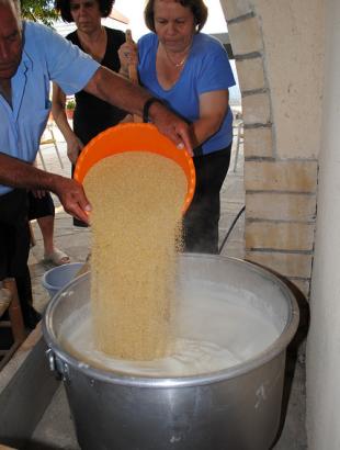 Ρίχνουμε το κονάρι στο γάλα. &lt;br/&gt; Πηγή: Γ. Γρούτας.