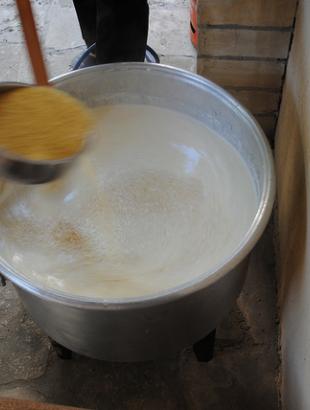 Ενώ προσθέτουμε το κονάρι, ανακατεύουμε. &lt;br/&gt; Πηγή: Γ. Γρούτας.