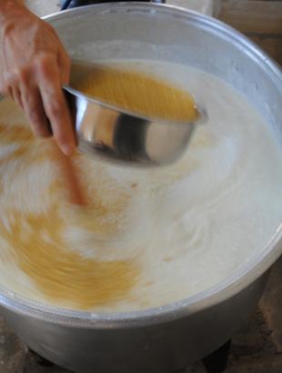 Ενώ προσθέτουμε το κονάρι, ανακατεύουμε. &lt;br/&gt; Πηγή: Γ. Γρούτας.