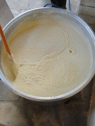 Συνεχίζουμε να ανακατεύουμε μέχρι να κοχλάσει και να πήξει το μείγμα. &lt;br/&gt; Πηγή: Γ. Γρούτας.