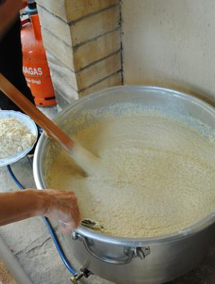 Σερβίρισμα του τραχανά σε πιάτο, για κατανάλωση της ώρας. &lt;br/&gt; Πηγή: Γ. Γρούτας.