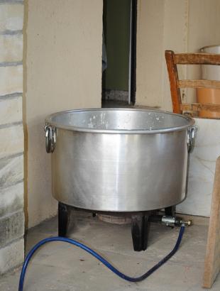 Χαρτζί (καζάνι) για την παρασκευή τραχανά. &lt;br/&gt; Πηγή: Γ. Γρούτας.