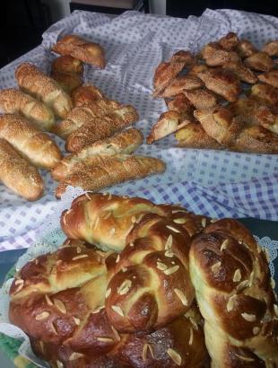 Τσουρέκια, φλαούνες και δαχτυλιές. Πασχαλινά ζυμώματα.