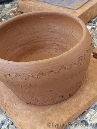 Τταβάς, πήλινο σκεύος που κατασκευάζεται στον Κόρνο (Μαγειρεύω Κυπριακά 2015).