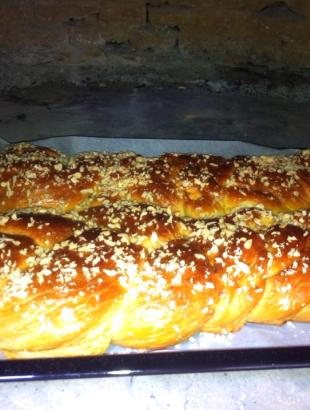 Τσουρέκια για ψήσιμο σε παραδοσιακό φούρνο.