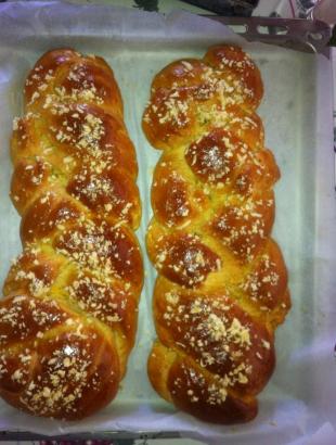 Φρεσκοψημένα τσουρέκια.