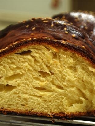 Τσουρέκι κομμένο.