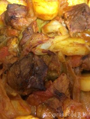 Τταβάς με χοιρινό (Μαγειρεύω Κυπριακά 2014). &lt;br/&gt; Πηγή: Μυρσίνη Σεμέλη Τσιάρτα.