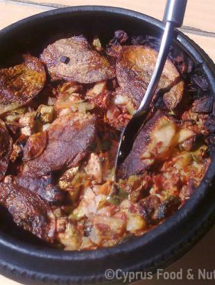 Τταβάς σε παραδοσιακό πήλινο σκεύος. &lt;br/&gt; Πηγή: Στάλω Λαζάρου.