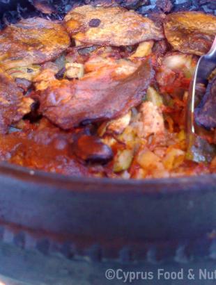 Τταβάς σε παραδοσιακό πήλινο σκεύος. &lt;br/&gt; Πηγή: Στάλω Λαζάρου.