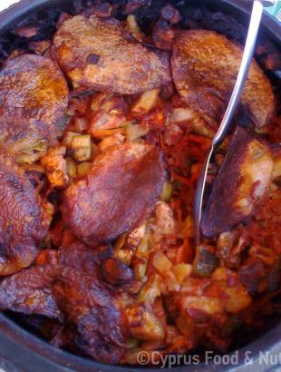 Τταβάς σε παραδοσιακό πήλινο σκεύος. &lt;br/&gt; Πηγή: Στάλω Λαζάρου.