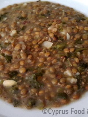 Φατζιή ξιθκιά ή σούπα φακές ξιδάτη, με κρεμμύδι, σκόρδο, φρέσκο κόλιανδρο και χυλό από αλεύρι.