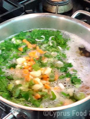 Στη συνέχεια προσθέτουμε τα λαχανικά (Μαγειρεύω Κυπριακά 2015).