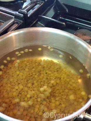 Πρώτα βράζουμε τις φακές (Μαγειρεύω Κυπριακά 2015).