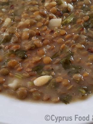 Φατζιή ξιθκιά ή σούπα φακές ξιδάτη, με κρεμμύδι, σκόρδο, φρέσκο κόλιανδρο και χυλό από αλεύρι.