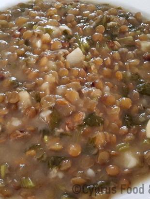 Φατζιή ξιθκιά ή σούπα φακές ξιδάτη, με κρεμμύδι, σκόρδο, φρέσκο κόλιανδρο και χυλό από αλεύρι.