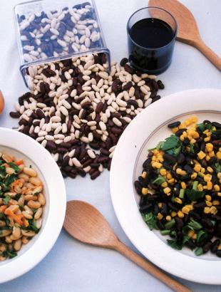 Άσπρα και κόκκινα, βραστά φασόλια, μαγειρεμένα σε σαλάτα.