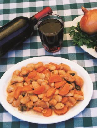 Τα φασόλια γίγαντες σερβίρονται με ελιές, μαϊντανό, και κρεμμύδι.