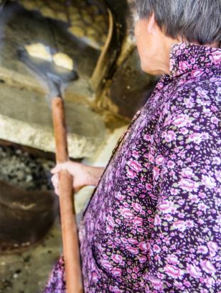 Τοποθετώντας τις φλαούνες στον παραδοσιακό φούρνο, Μένοικο 2014.<br/> Πηγή: Παναγιώτης Γεωργίου.
