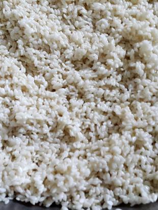 Τοποθετούμε τα φύλλα σε σησάμι.