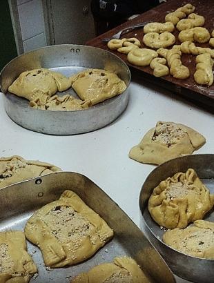 Τοποθετούμε τις έτοιμες φλαούνες σε ταψιά.