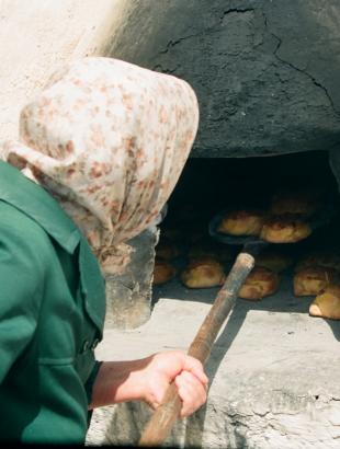 Ξεφούρνισμα των ψημένων φλαούνων.