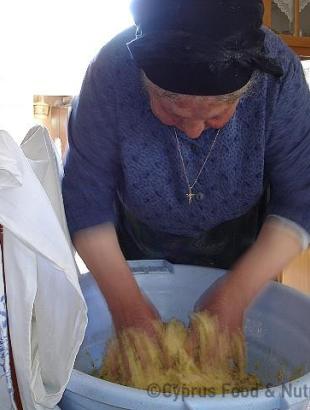 Ετοιμάζουμε πρώτα το φωκό, ζυμώνοντας καλά τα υλικά του.