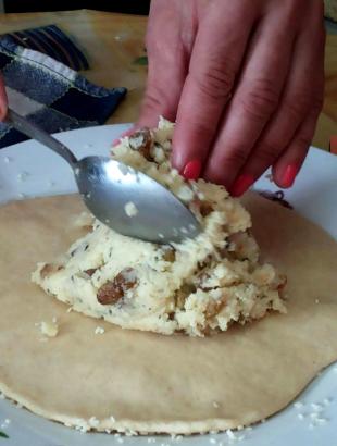 Γεμίζουμε το φύλλο με το φωκό.