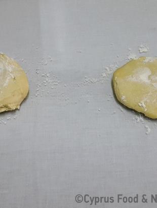 Κόβουμε κομμάτια ζύμης για το άνοιγμα φύλλων.