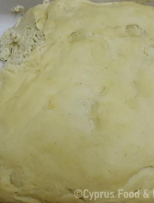 Φτιάχνουμε τη ζύμη των φλαούνων με προζύμι.