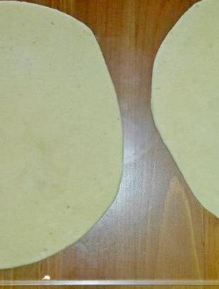 Ανοίγουμε τα φύλλα για τις φλαούνες σε στρογγυλό σχήμα.