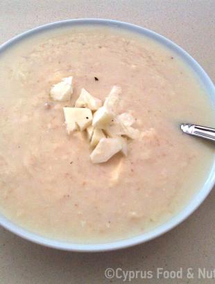 Τραχανάς σερβιρισμένος με κομματάκια χαλούμι.