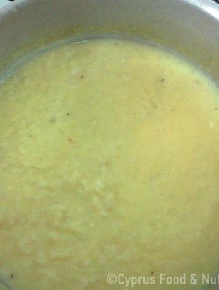 Παρασκευή τραχανά σε κατσαρόλα.