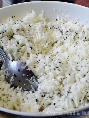 Τριμμένο χαλλούμι με δυόσμο, υλικά για τη χαλλουμωτή.