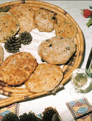 Χαλλουμωτές και ελιωτές σε τσέστο (πανέρι). &lt;br/&gt; Άδεια δημοσίευσης: Υπουργείο Γεωργίας.