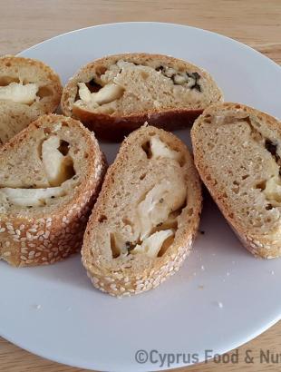 Χαλλουμωτή σε κομμάτια, σερβιρισμένη σε πιάτο. &lt;br/&gt; Πηγή: Στάλω Λαζάρου.