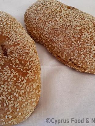 Χαλλουμόπιττες ή χαλλουμωτές με μακρόστενο σχήμα και επικάλυψη σησαμιού. &lt;br/&gt; Πηγή: Στάλω Λαζάρου.