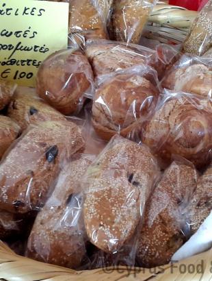 Κυπριακές πίττες: χαλλουμωτές, τασιηνόπιττες (ταχινόπιτες), ελιωτές. &lt;br/&gt; Πηγή: Στάλω Λαζάρου.