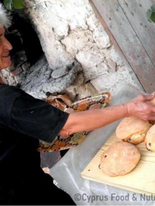Φρεσκοψημένες χαλλουμωτές και ελιωτές. &lt;br/&gt; Πηγή: Ζηνοβία Χαραλάμπους.